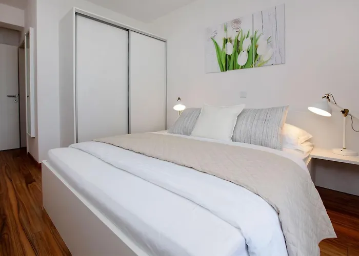 Apartman Lena *